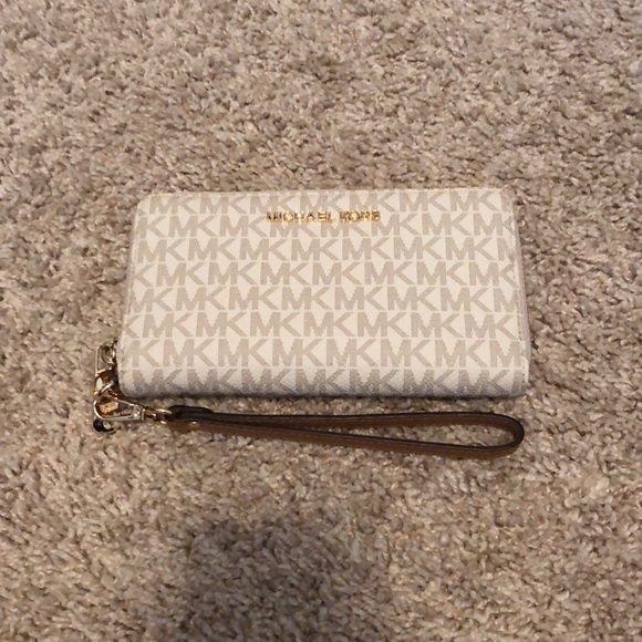 Michael Kors Handbags - Michael Kors Vanilla Wristlet
